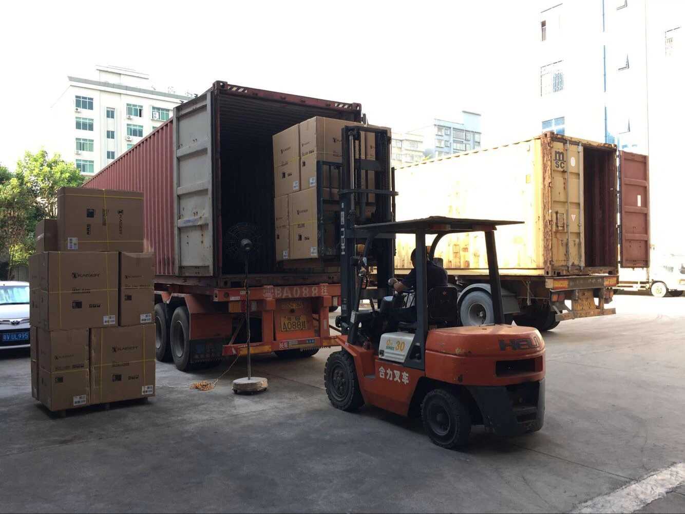 Dnes jsou tři exportní kontejnery naší elektronické klávesnice úspěšně odeslány